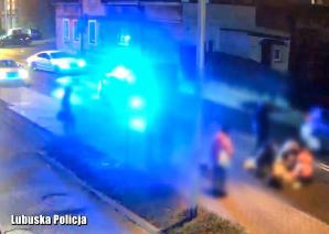 [VIDEO] Przerażające potrącenie kobiety na przejściu dla pieszych. Policjanci apelują o szczególną ostrożność